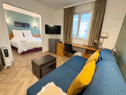 Communal lounge/ TV room, Bed, TV and multimedia, Photo of the whole room, Seating area