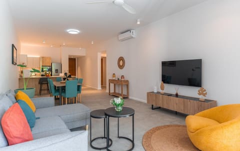 Communal lounge/ TV room, TV and multimedia, Living room, Dining area, air conditioner