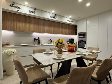 Coffee/tea facilities, Kitchen or kitchenette, Living room, Seating area, Dining area, oven, stove, toaster