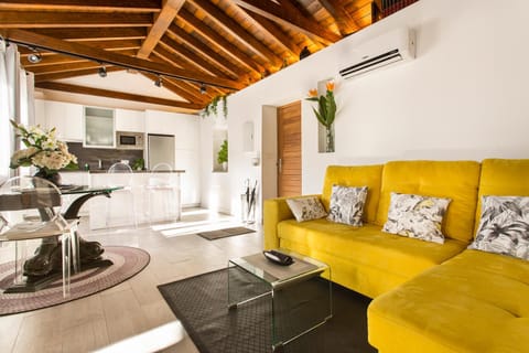 Kitchen or kitchenette, Seating area