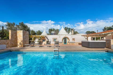 Property building, Swimming pool, sunbed
