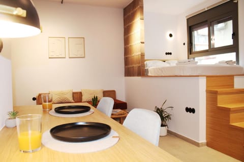 Bed, Photo of the whole room, Decorative detail, Seating area, Dining area