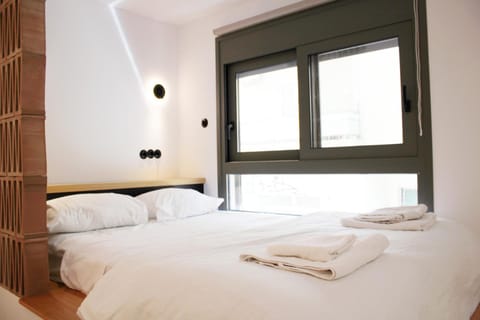 Bed, Bedroom, towels