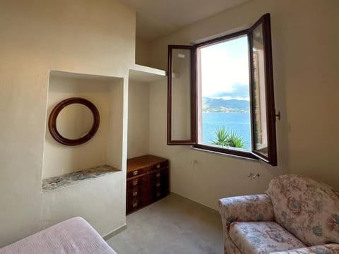 Photo of the whole room, Sea view