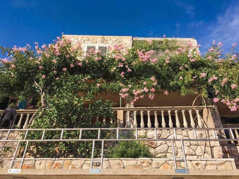Property building, Day, Garden, Balcony/Terrace