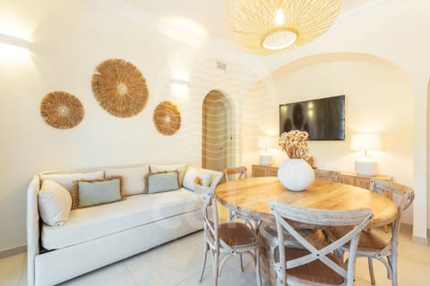 Communal lounge/ TV room, TV and multimedia, Living room, Dining area