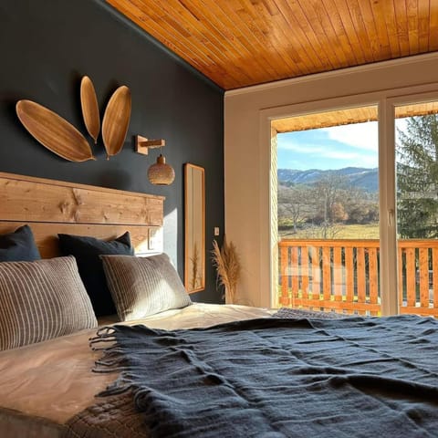 Bedroom, Mountain view