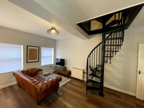 TV and multimedia, Living room, Decorative detail, Decorative detail, Seating area, heating