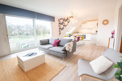 Kitchen or kitchenette, Living room, Seating area