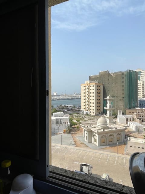 Ladies sharing Room beside Dubai station Apartment in Al Sharjah