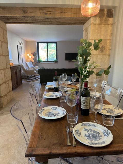 Food and drinks, Seating area, Dining area, Food, Drinks, Alcoholic drinks