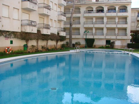 Property building, Day, Pool view, Swimming pool