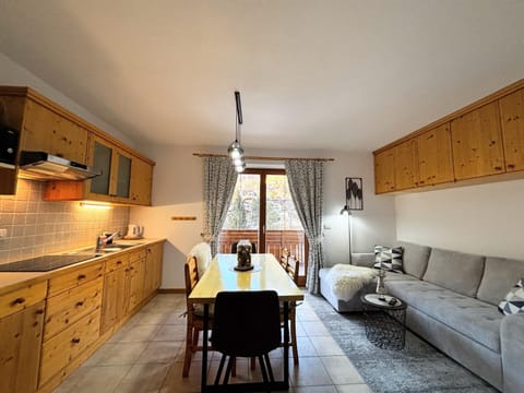 Kitchen or kitchenette, Living room, Seating area, Dining area, stove