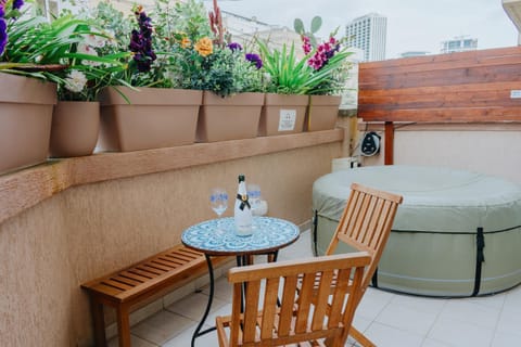 Patio, Day, Hot Tub, Balcony/Terrace, Dining area