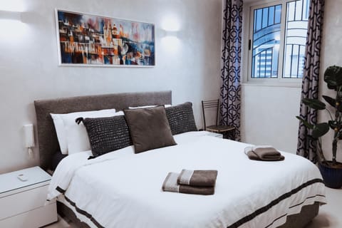 Bed, Bedroom, towels