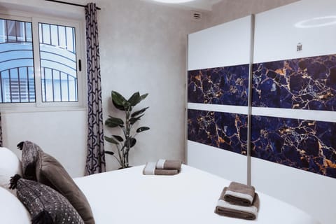 Bed, Bedroom, towels