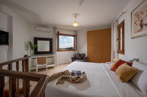 Bed, TV and multimedia, Photo of the whole room, Seating area, Bedroom, towels