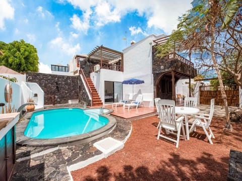Property building, Swimming pool, sunbed