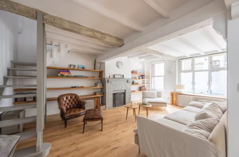 Lounge or bar, fireplace