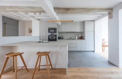 Kitchen or kitchenette, Lounge or bar