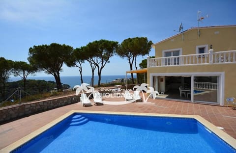 Property building, View (from property/room), Balcony/Terrace, Pool view, Sea view, Swimming pool, sunbed