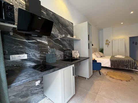 Bed, Kitchen or kitchenette