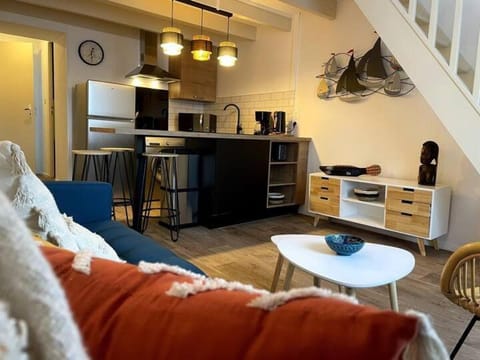 Coffee/tea facilities, Kitchen or kitchenette, Dining area, stove, toaster