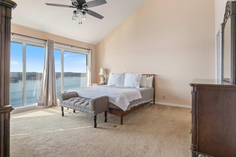 Regatta Bay 356-4B Apartment in Village Four Seasons