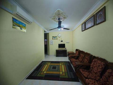TV and multimedia, Living room, Seating area, air conditioner