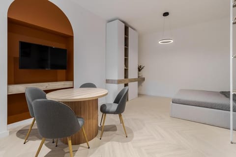 TV and multimedia, Seating area, Dining area