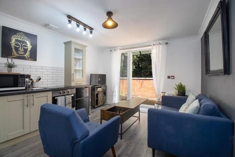 TV and multimedia, Kitchen or kitchenette, Living room, Seating area, Dining area, oven, stove