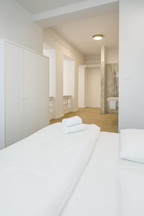 Photo of the whole room, towels