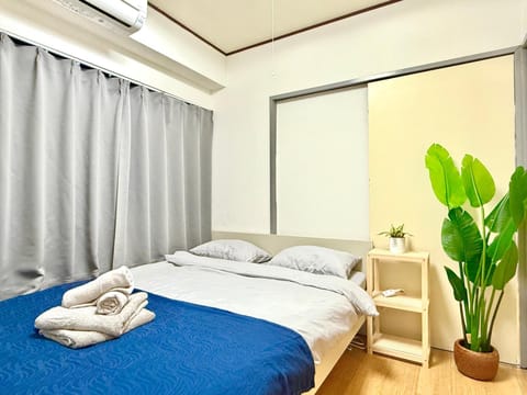 Bed, Bedroom, towels, air conditioner