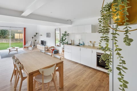 Kitchen or kitchenette, Living room, Seating area, Dining area