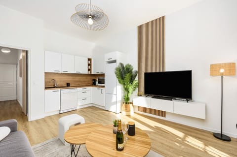 TV and multimedia, Kitchen or kitchenette, Living room, Seating area, Dining area, oven, stove