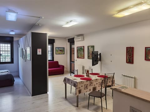 Bed, TV and multimedia, Living room, Dining area, air conditioner