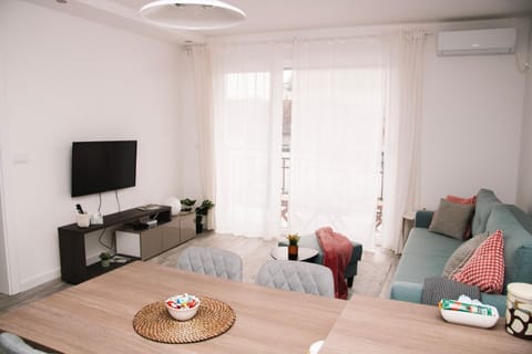 TV and multimedia, Living room, Seating area, Evening entertainment, air conditioner