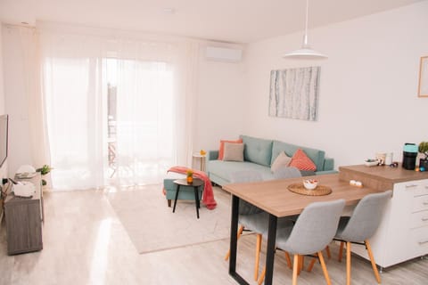 Living room, Seating area, Dining area, air conditioner