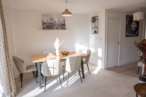 Bankside StaysSleeps 8 House in Banbury