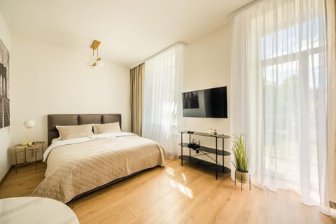 Bed, TV and multimedia, Photo of the whole room, Bedroom