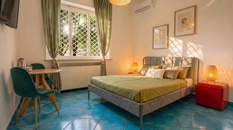 Bed, TV and multimedia, View (from property/room), Photo of the whole room, Seating area, Dining area, Bedroom, Garden view, Lunch, furniture, minibar, air conditioner