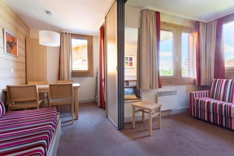 Bed, Bedroom, kitchen