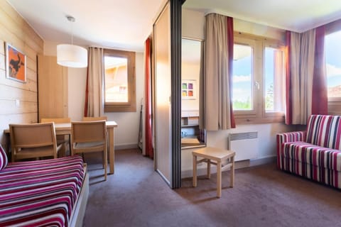 Bed, Bedroom, kitchen