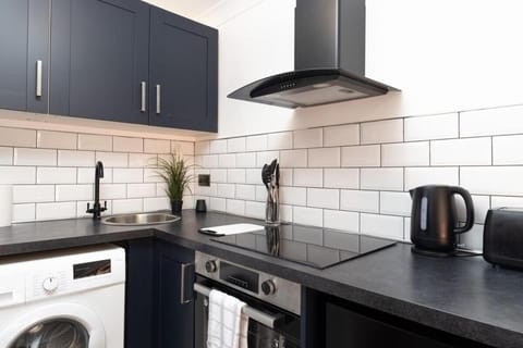 Coffee/tea facilities, Kitchen or kitchenette, stove, toaster