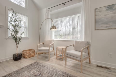 Woodland Retreat - Modern Comfort Near Nashville House in Tennessee