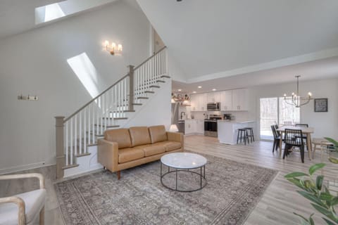 Woodland Retreat - Modern Comfort Near Nashville House in Tennessee