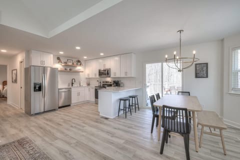 Woodland Retreat - Modern Comfort Near Nashville House in Tennessee