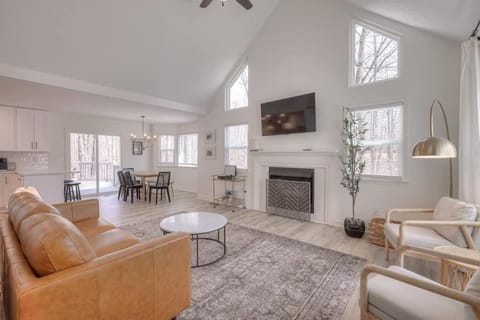 Woodland Retreat - Modern Comfort Near Nashville House in Tennessee