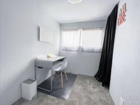 Nifty Trailer With Spacious Parking House in Visalia