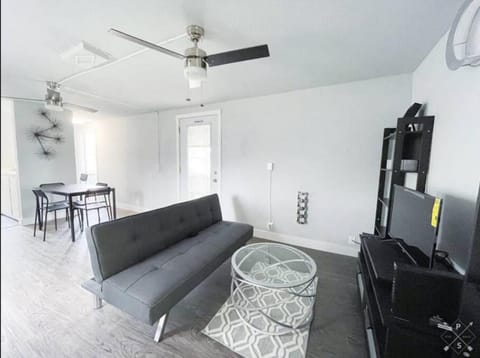 Nifty Trailer With Spacious Parking House in Visalia